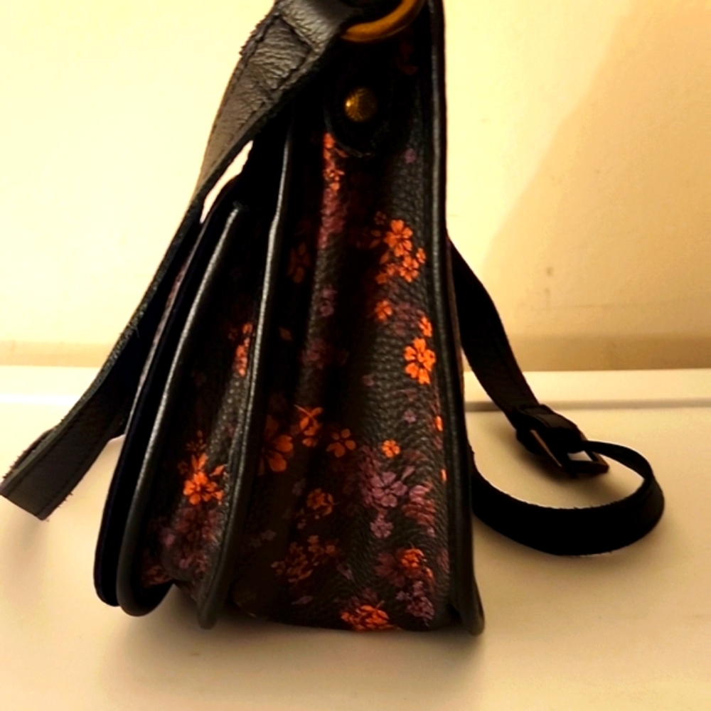 The Sak Leather Saddle Bag w/Free Sak Earrings - Picture 8 of 14